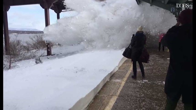 Un train, filmé au ralenti, déclenche une tempête de neige en arrivant en gare