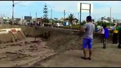 Mulher peruana sobrevive após cair em uma enxurrada