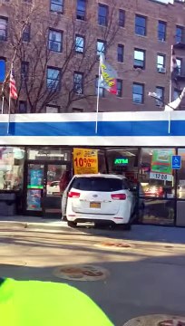 Elle crashe sa voiture dans une station service et harcèle les vidéoastes qui se marrent