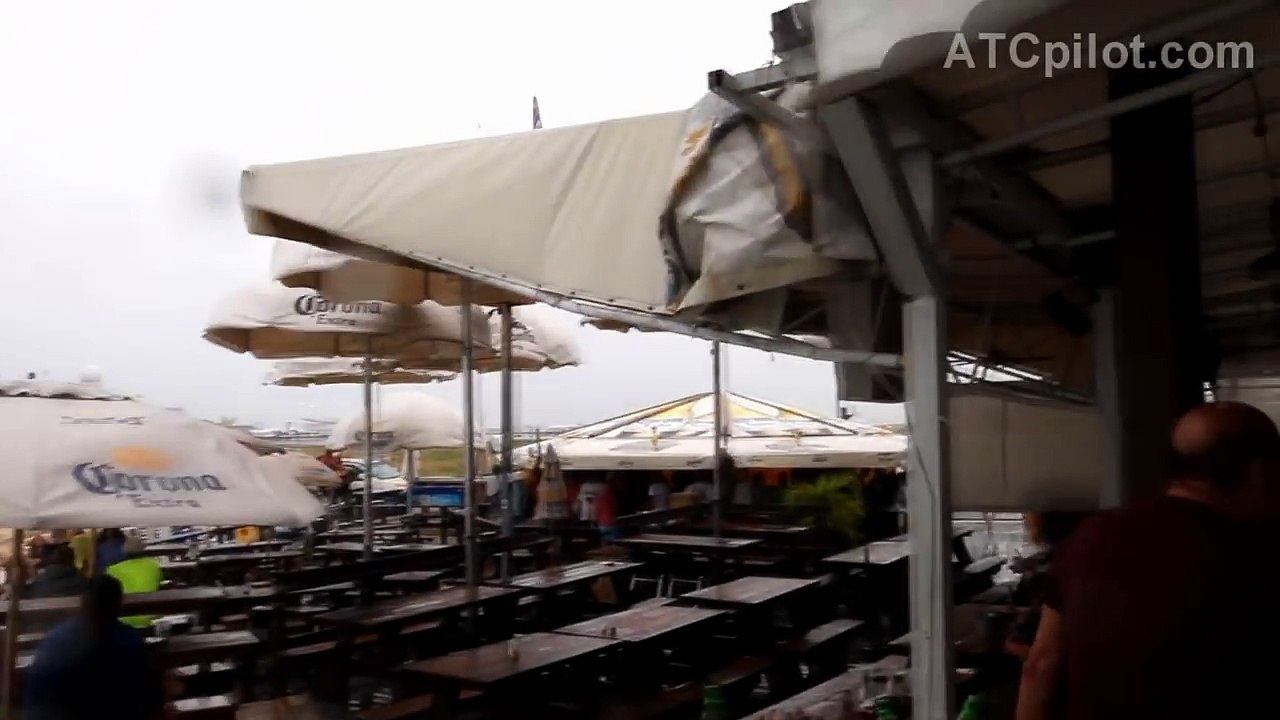 Le pilote de ce Boeing 737 rate son atterrissage et manque de finir dans l'eau.