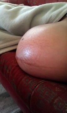 Visiblement impatient de sortir, un bébé frappe vigoureusement le ventre de sa mère