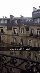 Un amant nu sur les toits de Paris