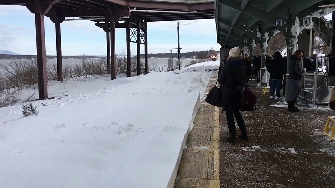 Un train crée une tempête de neige en arrivant en gare