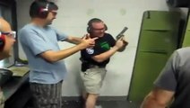 Un instructeur de tirs déclenche involontairement son .44 Magnum