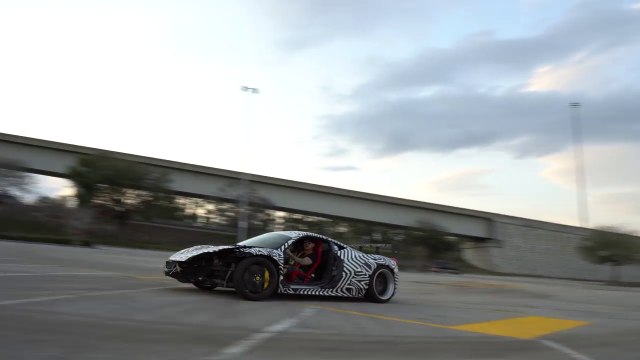 Il drift dans les rues avec une Ferrari 458 accidentée