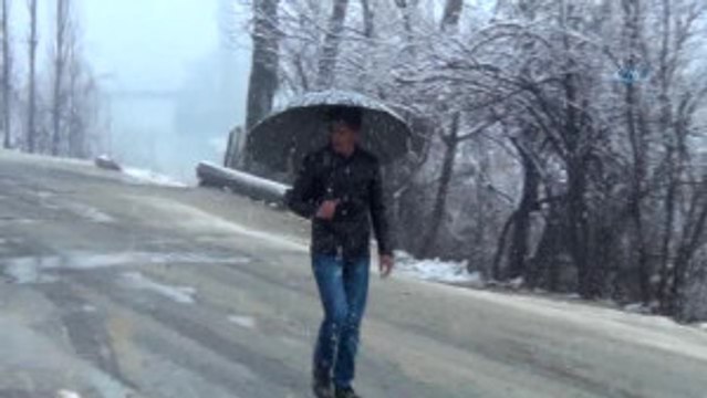 Beytüşşebap'ta Dün Akşamdan Beri Yağan Kar İlçeyi Beyaza Büründü