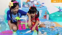 100 Toys FINDING DORY GIANT SURPRISE Opened by FROZEN ELSA & ANNA - Giant ICE Surprise!