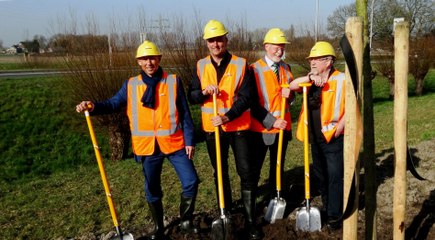 Wethouders planten boom in het kader van Landschapsplan N218 / 2017