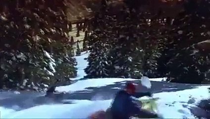 Énorme : Deux hommes font du kayak sur de la neige !