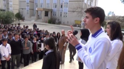 Lise Öğrenci ve Öğretmenleri, Çanakkale Marşı'nı Okudu