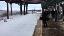 USA : Un train entre dans une gare recouverte de neige