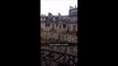 Surprise par son mari, elle planque son amant nu sur les toits de Paris