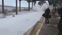 Ils attendent le train sur le quai et se font asperger de neige