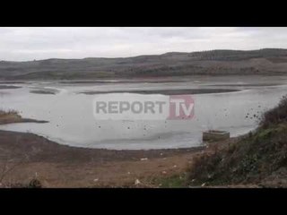 Report TV - Kalon në rezervuarin e ngrirë thyhet akulli e bie, vdes bariu