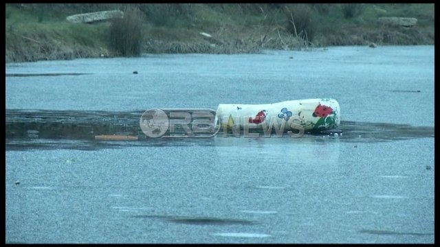 Ora News filmon momentin e nxjerrjes nga liqeni të trupit të 12-vjeçarit
