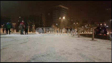 Ora News – Qyteti bregdetar i Durrësit mbulohet sërish nga dëbora