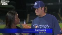 Un joueur de baseball sauve une journaliste en interview