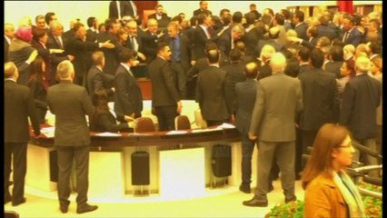 Turqi, përleshje në Parlament për reformën kushtetuese - Top Channel Albania - News - Lajme