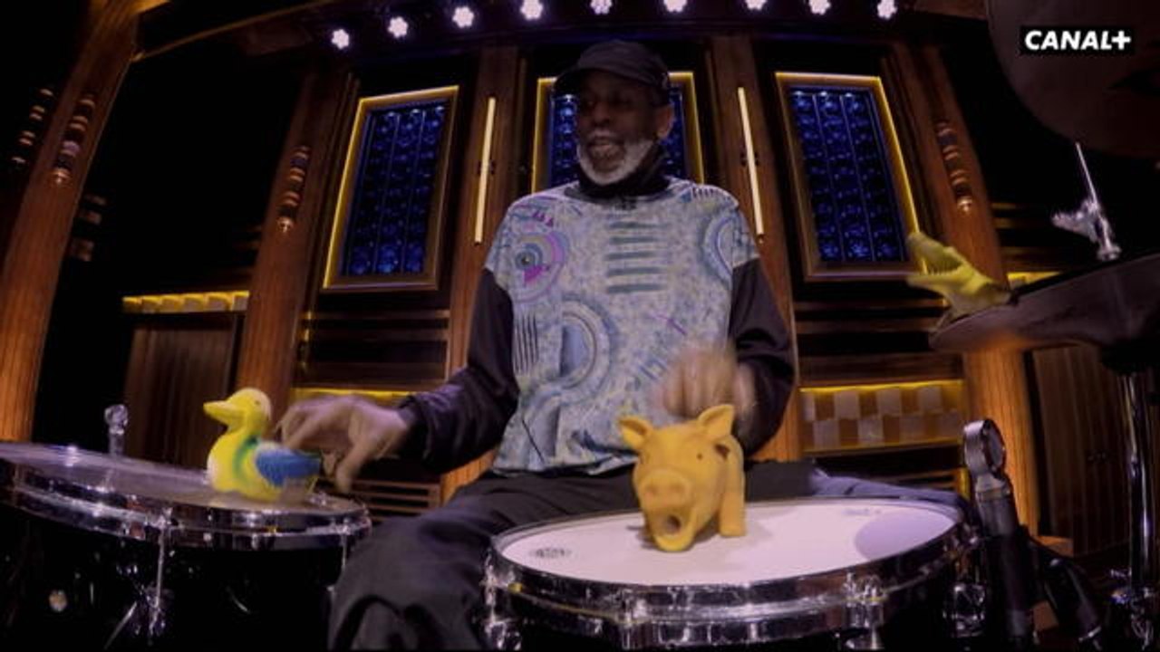 Incroyable ! Il joue de la batterie avec des jouets pour chiens - The Tonight Show du 16/03 - CANAL +