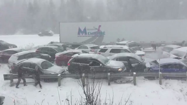 Carambolage en série sur une route du Canada