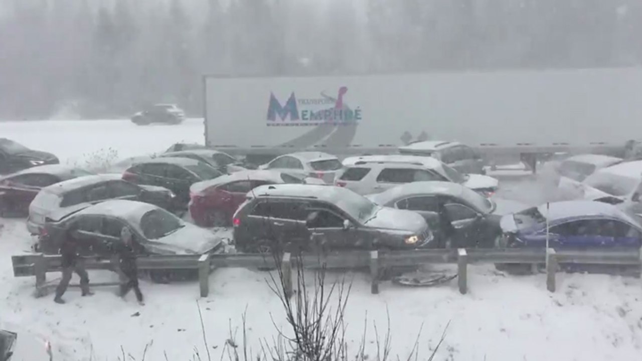 Carambolage en série sur une route du Canada