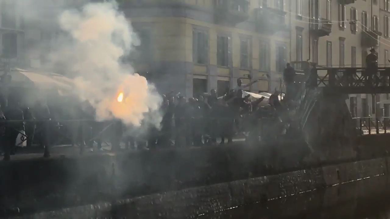 Delije u Milanu pale baklje i pevaju UEFA mafija, Kosovo je Srbija!