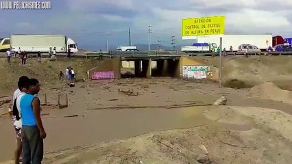 IMCREIBLE MUJER SE SALVA DE MORIR DE HUAICO SALE DEL LODO