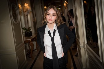 Lily-Rose Depp pose Topless et crée le scandale