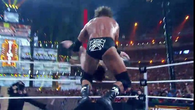 Extreme Rules Triple H meets Sheamus in a Street Fight