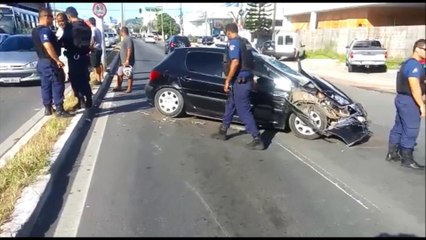 Pai atropela bandido que roubou o celular do filho em Vila Velha