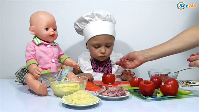 ✔ Baby Born Doll. Повар Ярослава кормит куклу Бэби Борн томатами. Oyuncak Bebek. Серия 20 ✔