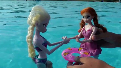 Ursula tries to drown ANNA ! ELSA and Romy help. Will they succeed? HUGE pool. Water fight