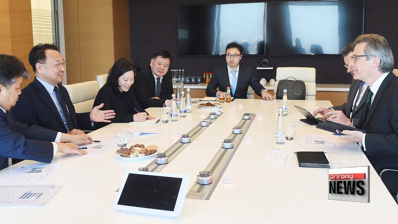 Finance chief assures global rating agencies that S. Korea has stable economic system