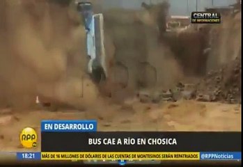 Bus Cae a Rio huayco En Chosica