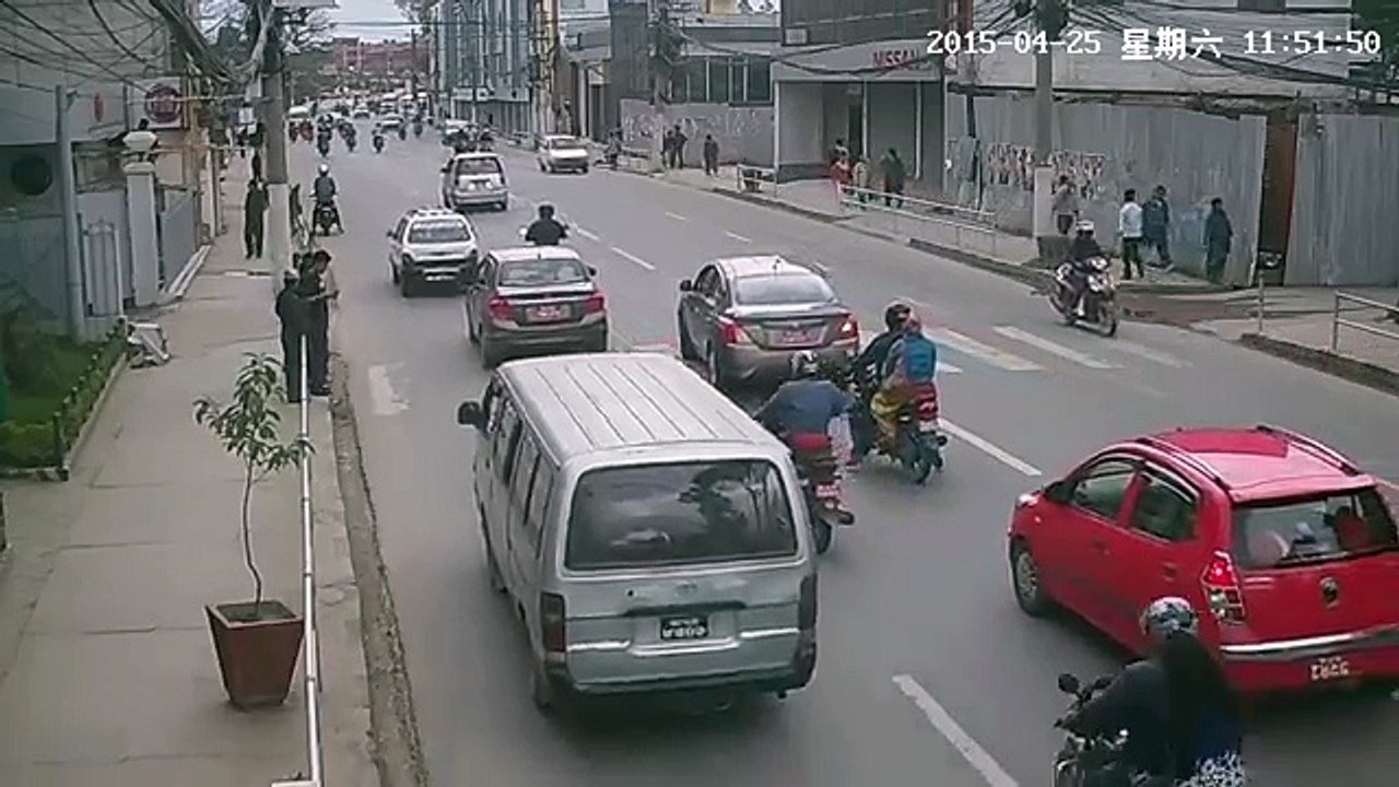 Earthquake in Nepal Bhukampa 2072 01 12   Earthquake Live CCTV Video at Thapathali KTM