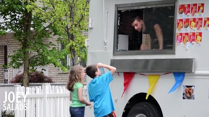 Download Video: Finge di vendere gelati e li invita a salire, ma guardate la reazione della bambina!