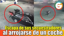 Escapa de sus secuestradores al arrojarse de un auto