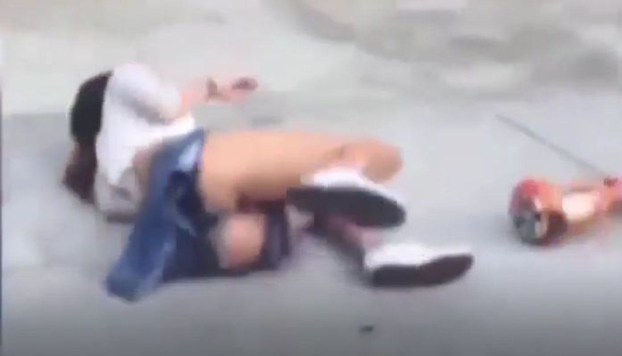 Funny girls,girls hip is too painful. failure is fun and happy.