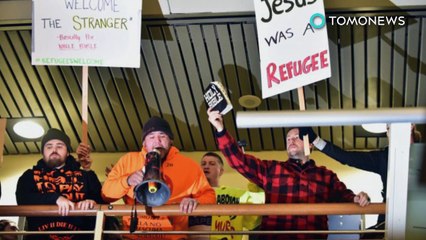 Pregador pro-Trump socado por pessoas contra proibição de viagem.