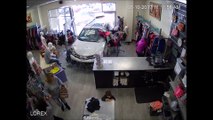 Un 4x4 fonce dans un magasin et frôle un enfant... Chanceux!