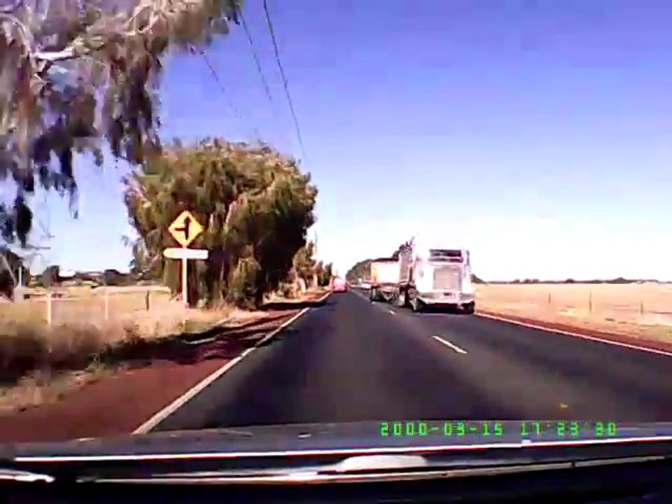 Ce camion perd sa remorque en pleine route et frole une voiture... Drame evité de peu