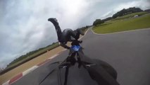 Ce motard chute lourdement et passe par dessus sa moto