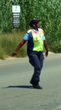 Ce policier fait la circulation et danse en même temps... Bonne ambiance