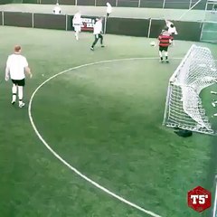 Evlerden ırak olsun diyeceğiniz halı saha oyuncusu