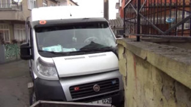 Öğrenci Servisi Duvara Çarptı: 3 Öğrenci Yaralı