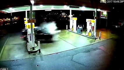 Un chauffeur Uber provoque une grosse explosion après avoir foncé dans une pompe à essence (Seattle)