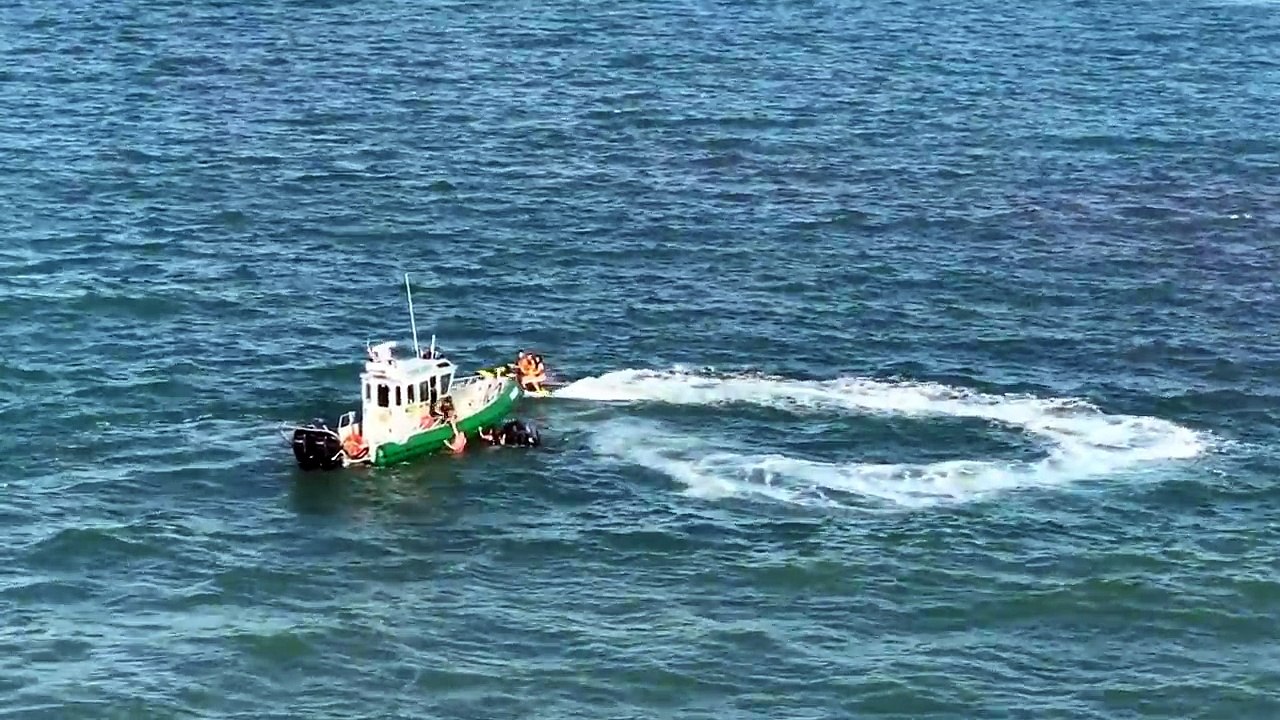 Des jet-skieuses manquent d'être écrasées entre deux bateaux