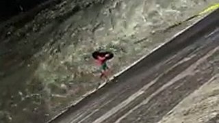 Un homme va faire de la bouée dans les évacuations d’un grand barrage (Nouvelle-Zélande)