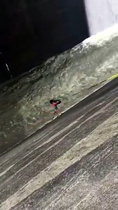 Un homme va faire de la bouée dans les évacuations d’un grand barrage (Nouvelle-Zélande)