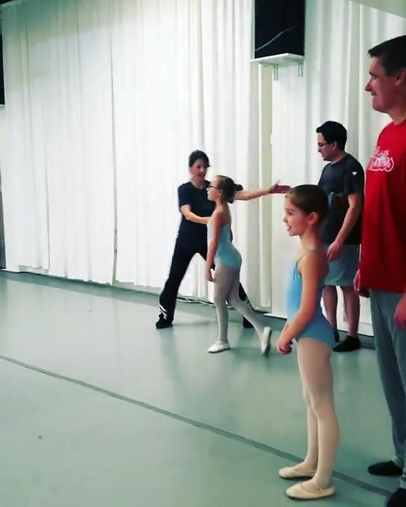 Ces papas s’essaient à la danse classique avec leurs filles et c’est vraiment drôle !
